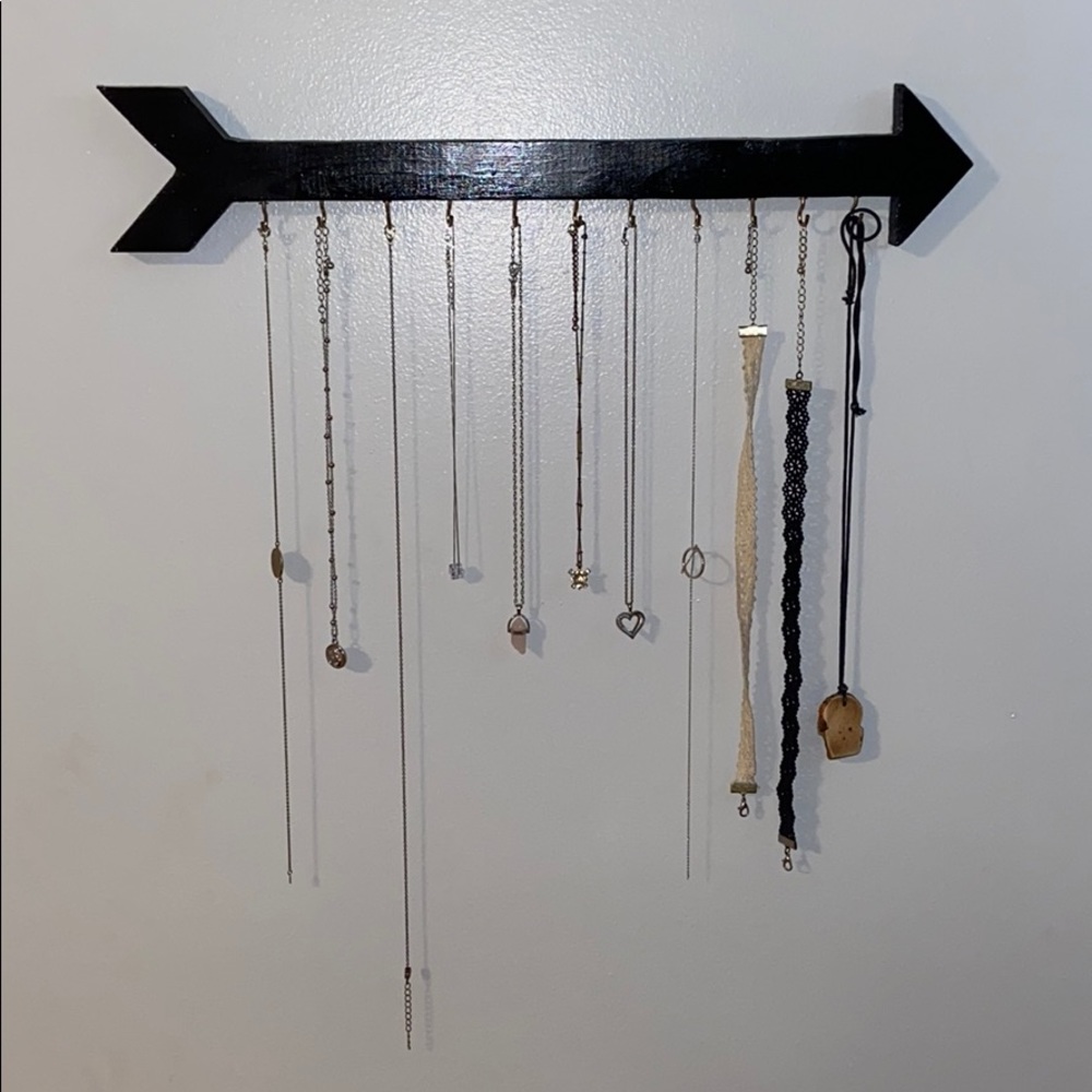 Arrow necklace holder